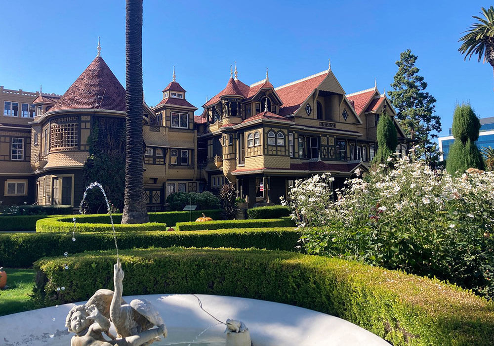 Ngôi nhà bí ẩn winchester