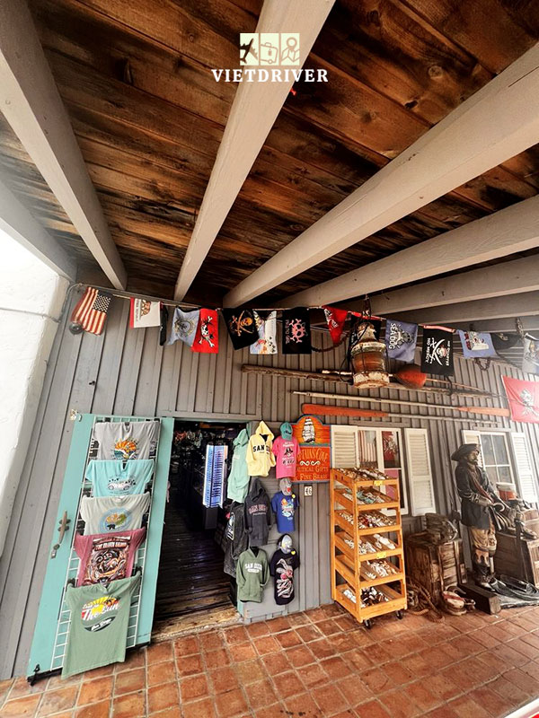 Làng Cảng biển (Seaport Village)