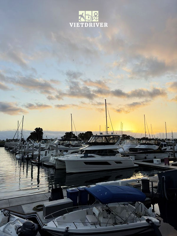 Làng Cảng biển (Seaport Village)